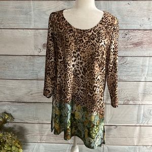 Lg leopard print and floral scoop neck 3/4 sleeve top. Uneven hemline. L…